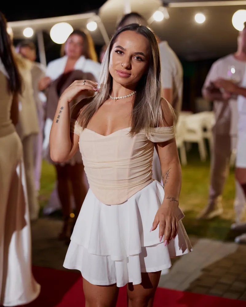 Diana Cutuș, zâmbind, într-o rochie albă