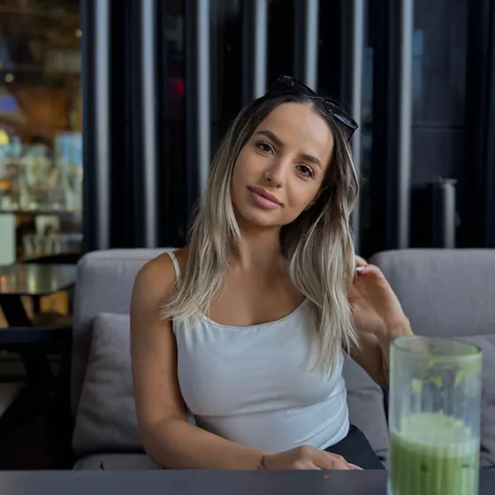 Diana zâmbind, cu un smoothie verde